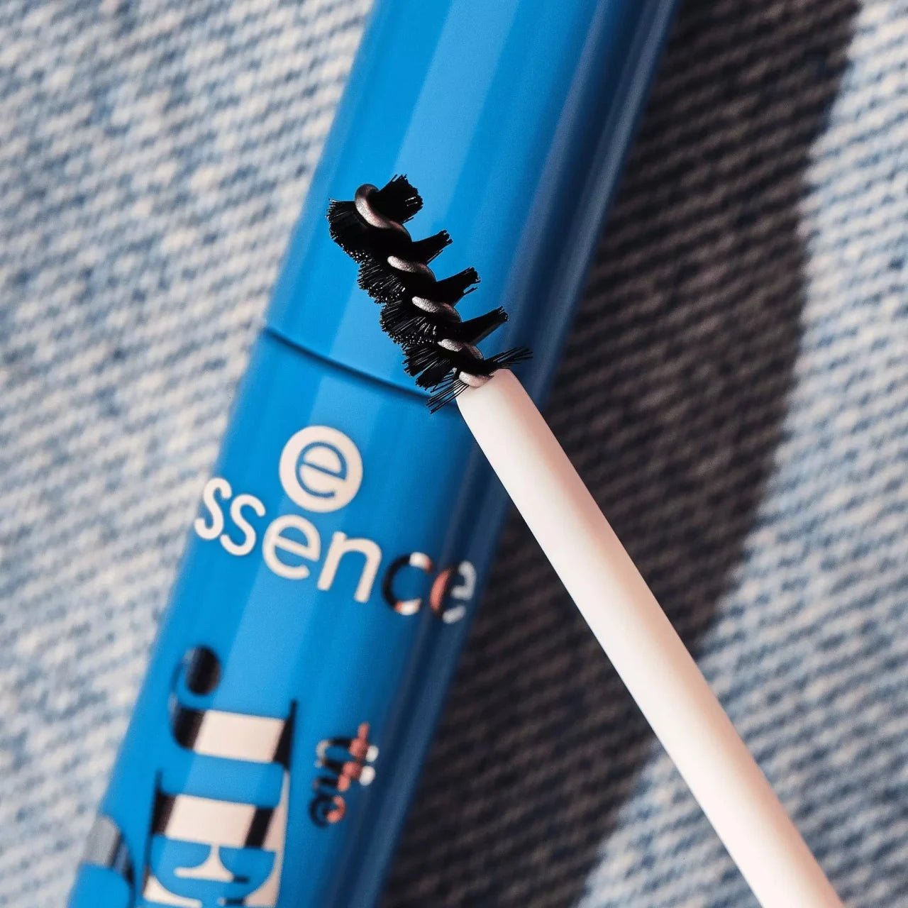 essence the JEANS CLUB lamination brow glue 01