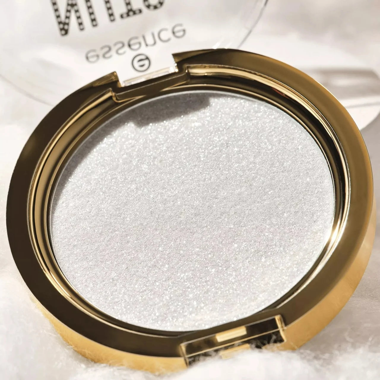 essence NUTS ABOUT YOU all-over highlighter 01