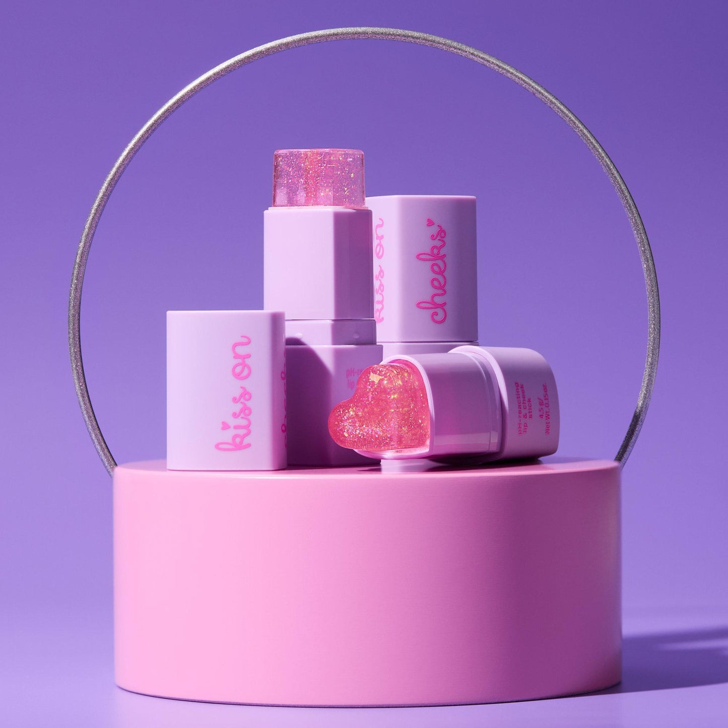 essence kiss on cheeks stick reactiv cu pH-ul pentru buze și obraz