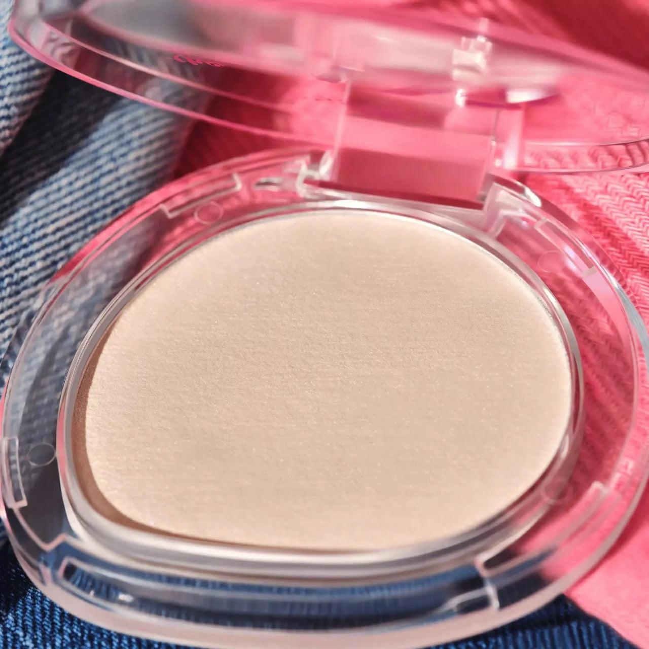 essence the JEANS CLUB eye & face bouncy luminizer 01