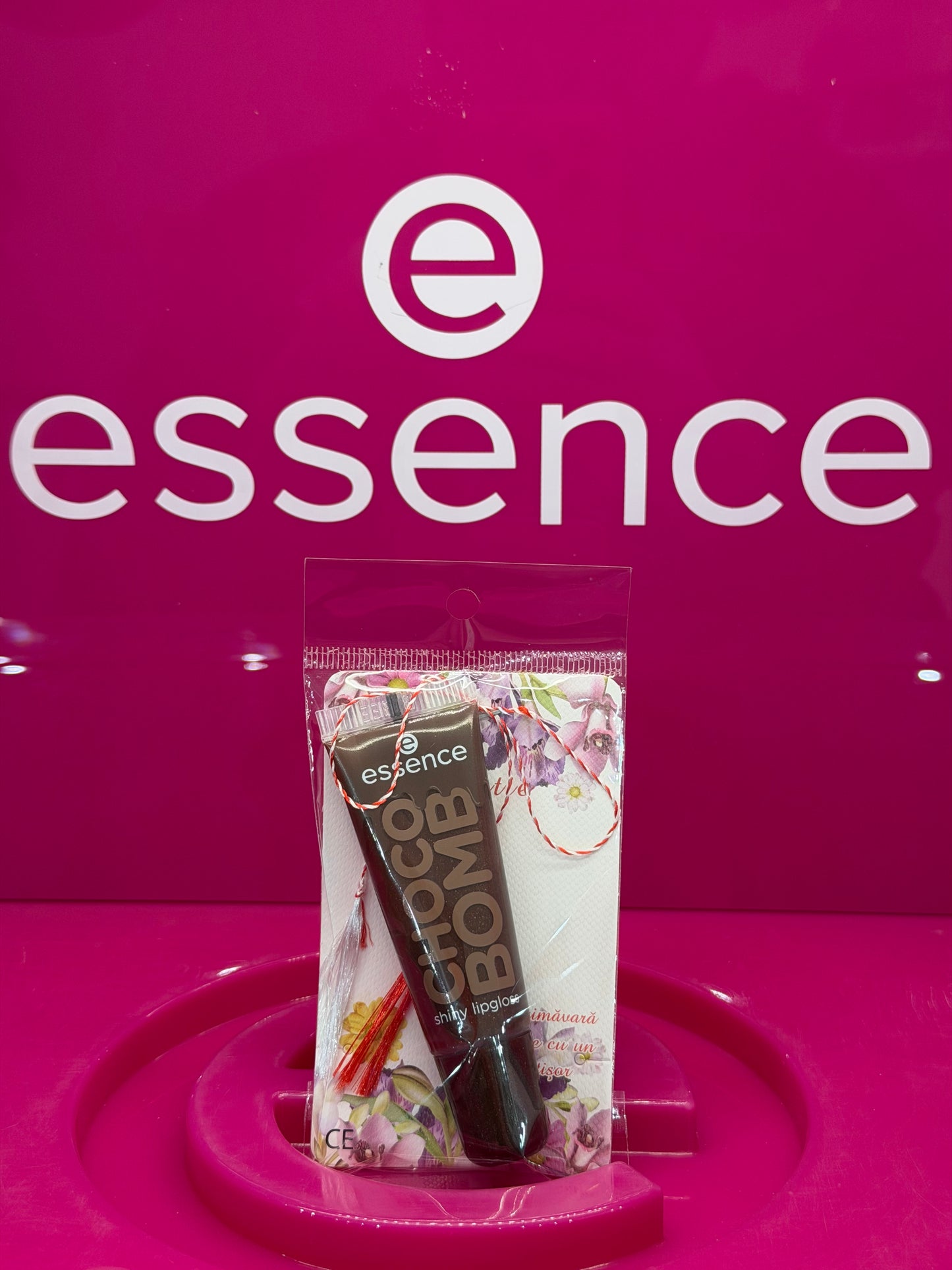 essence CHOCO BOMB shiny lipgloss 01