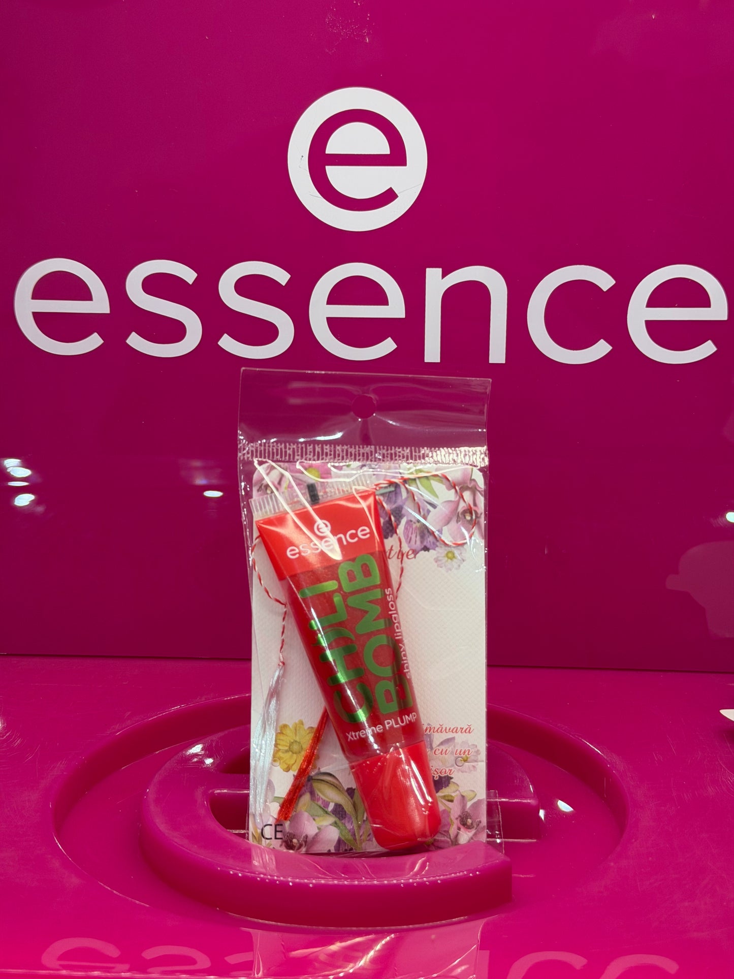 essence CHILI BOMB shiny lipgloss 01