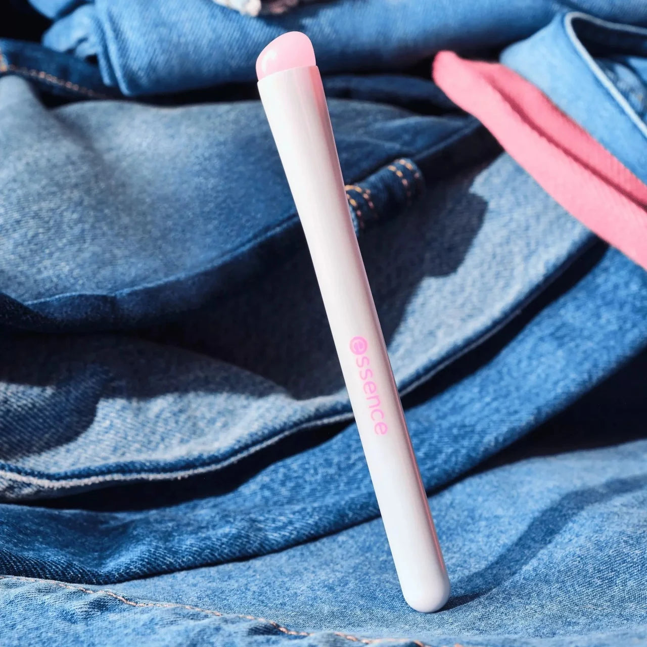 essence the JEANS CLUB lip & cheek silicone brush 01