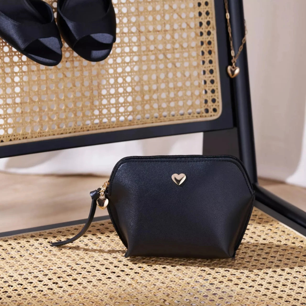 Catrice - Portfard VALENTINE WHO? Make-Up Bag C01 - Love At First Zip
