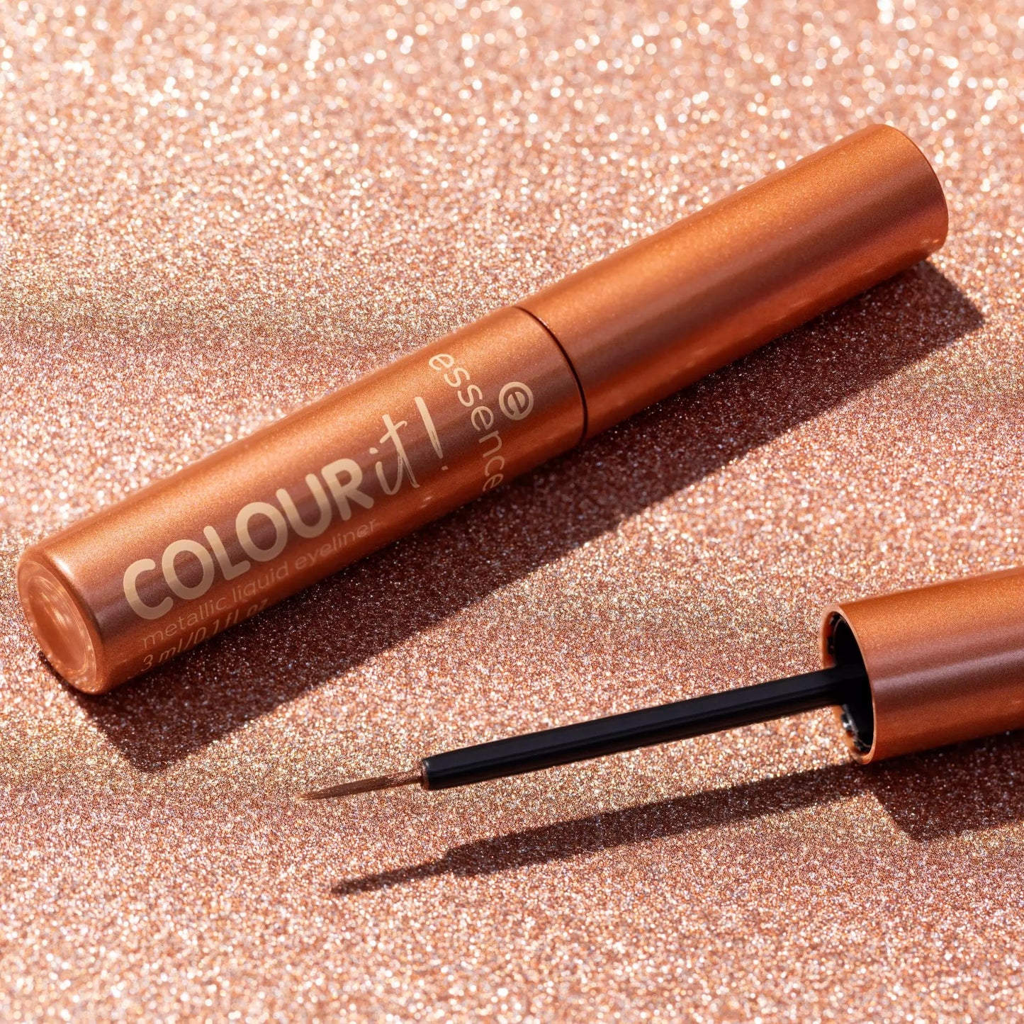 essence COLOUR it! metallic liquid liner 01